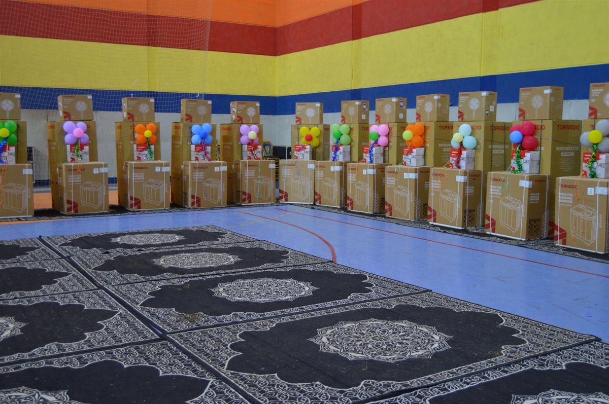 محافظ المنوفية يقدم أجهزة للعرائس بمناسبة العيد القومي