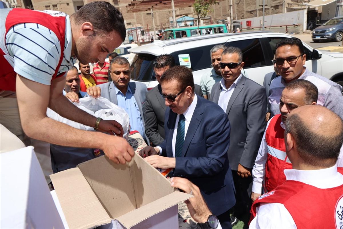 محافظ المنوفية يدشن قافلة طبية وغذائية لعمال النظافة