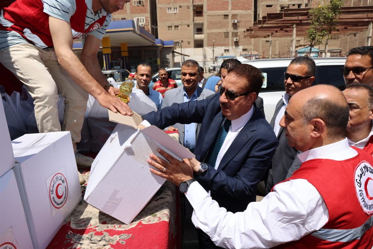 محافظ المنوفية يدشن قافلة طبية وغذائية لعمال النظافة
