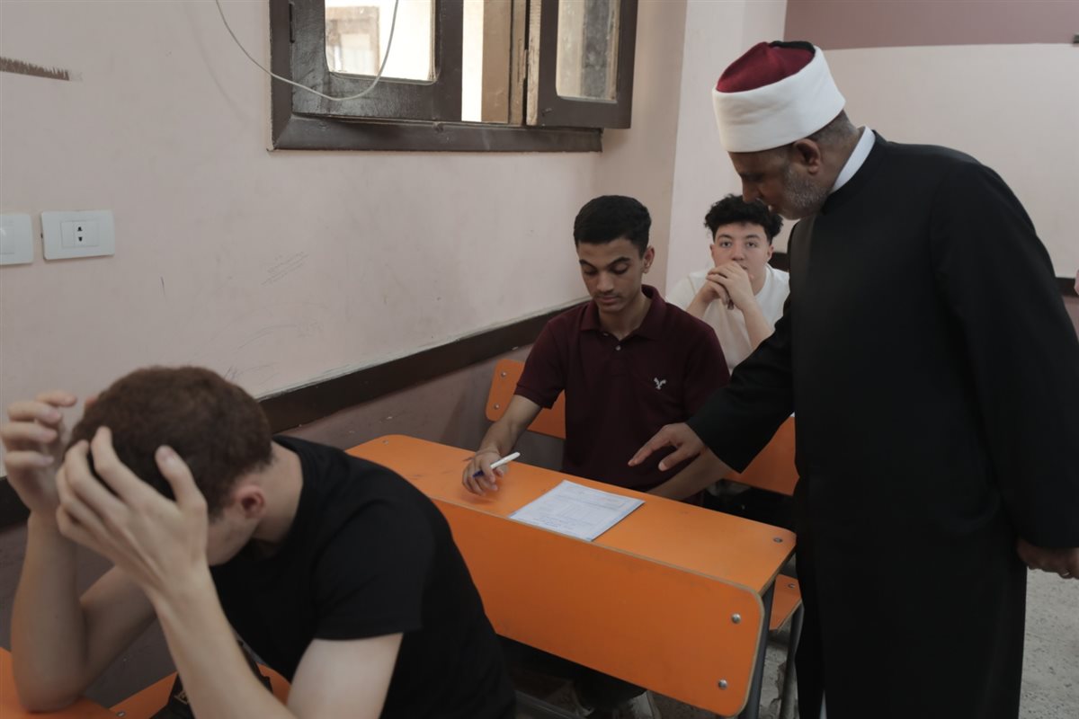 رئيس المعاهد الأزهرية يتابع امتحانات الثانوية الأزهرية 