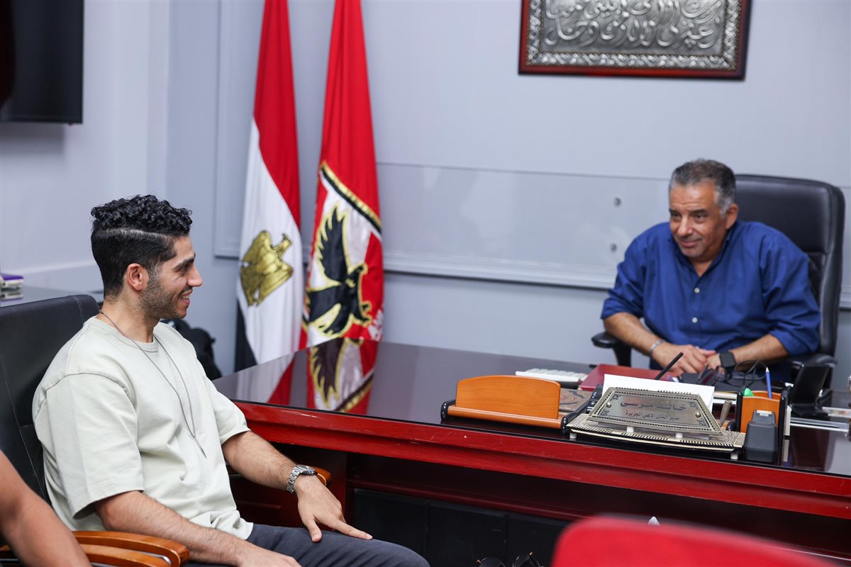 النجم العالمي مينا مسعود يزور النادي الأهلي بالجزيرة