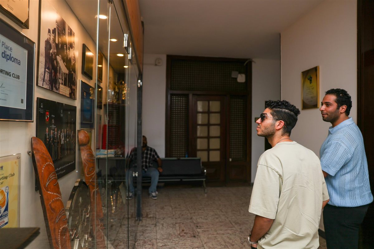 النجم العالمي مينا مسعود يزور النادي الأهلي بالجزيرة