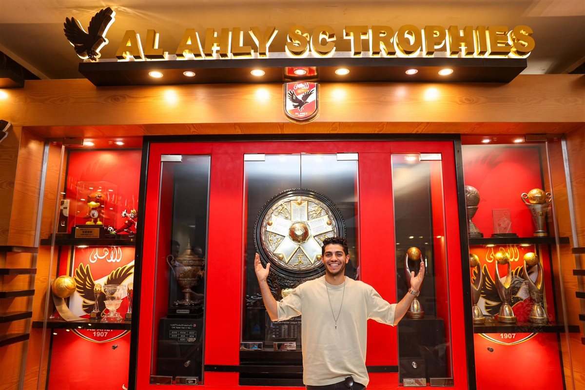 النجم العالمي مينا مسعود يزور النادي الأهلي بالجزيرة