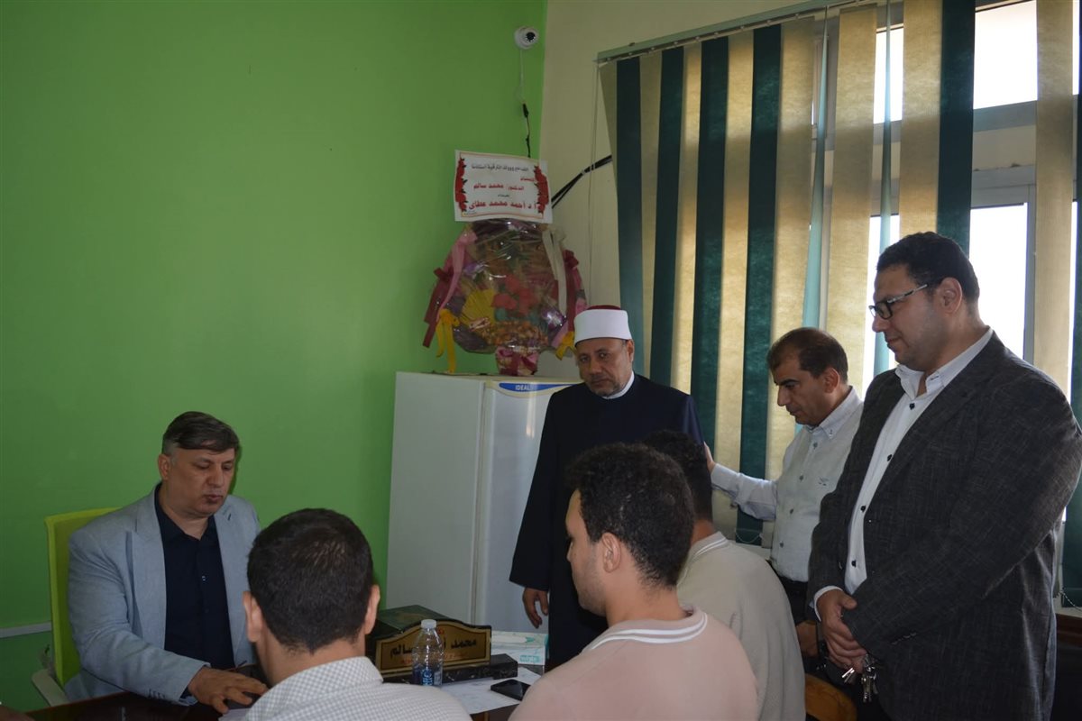  نائب رئيس جامعة الأزهر للوجه القبلي يتابع سير امتحانات الفصل الدراسي الثاني بكلية طب الأسنان