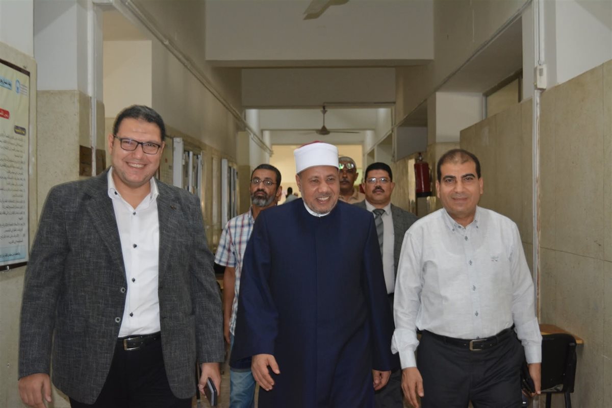  نائب رئيس جامعة الأزهر للوجه القبلي يتابع سير امتحانات الفصل الدراسي الثاني بكلية طب الأسنان