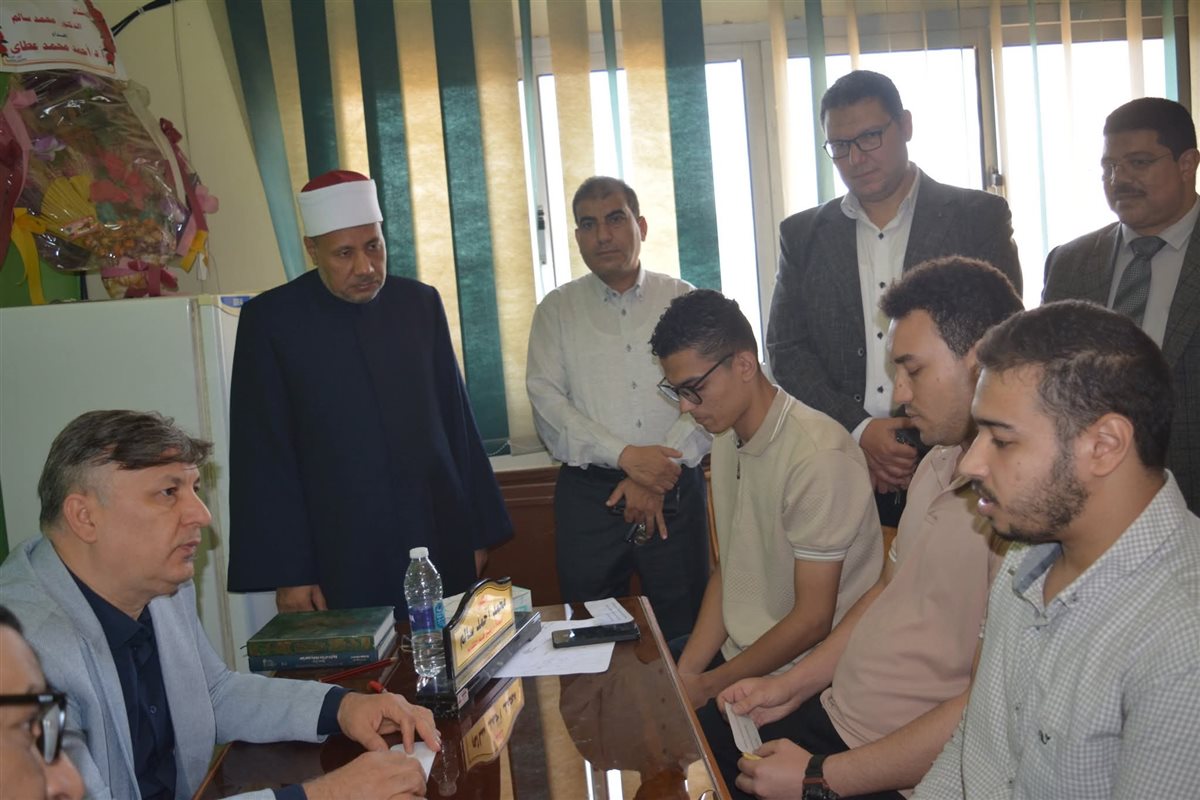  نائب رئيس جامعة الأزهر للوجه القبلي يتابع سير امتحانات الفصل الدراسي الثاني بكلية طب الأسنان