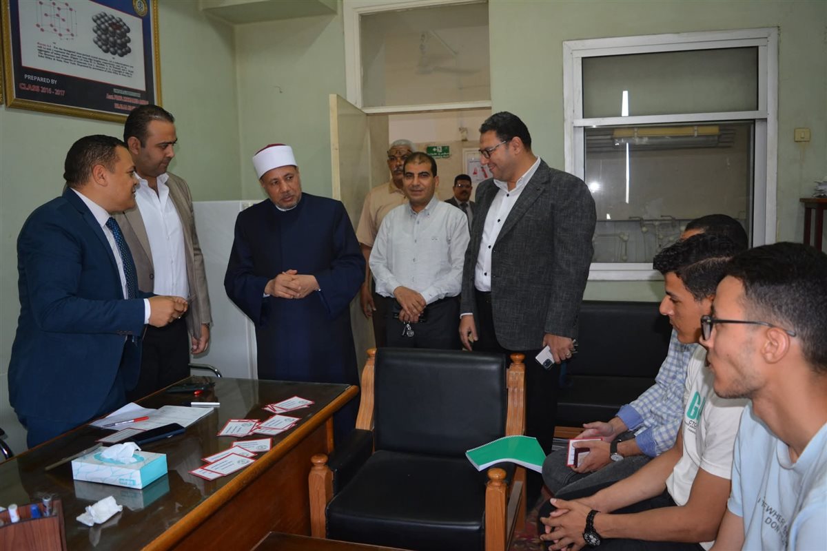  نائب رئيس جامعة الأزهر للوجه القبلي يتابع سير امتحانات الفصل الدراسي الثاني بكلية طب الأسنان