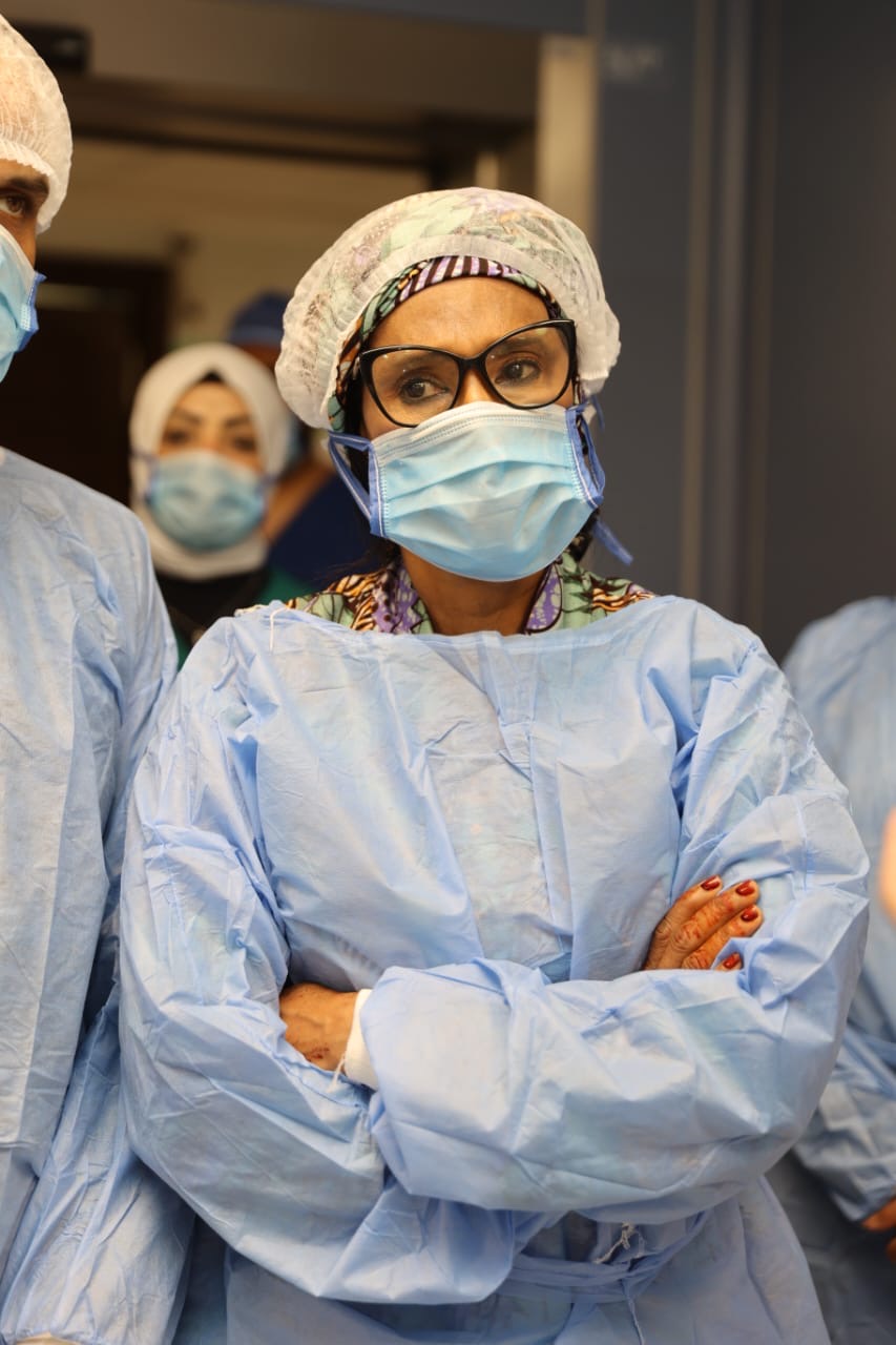 زيارة السيدة الأولى لجامبيا مستشفى الاورام