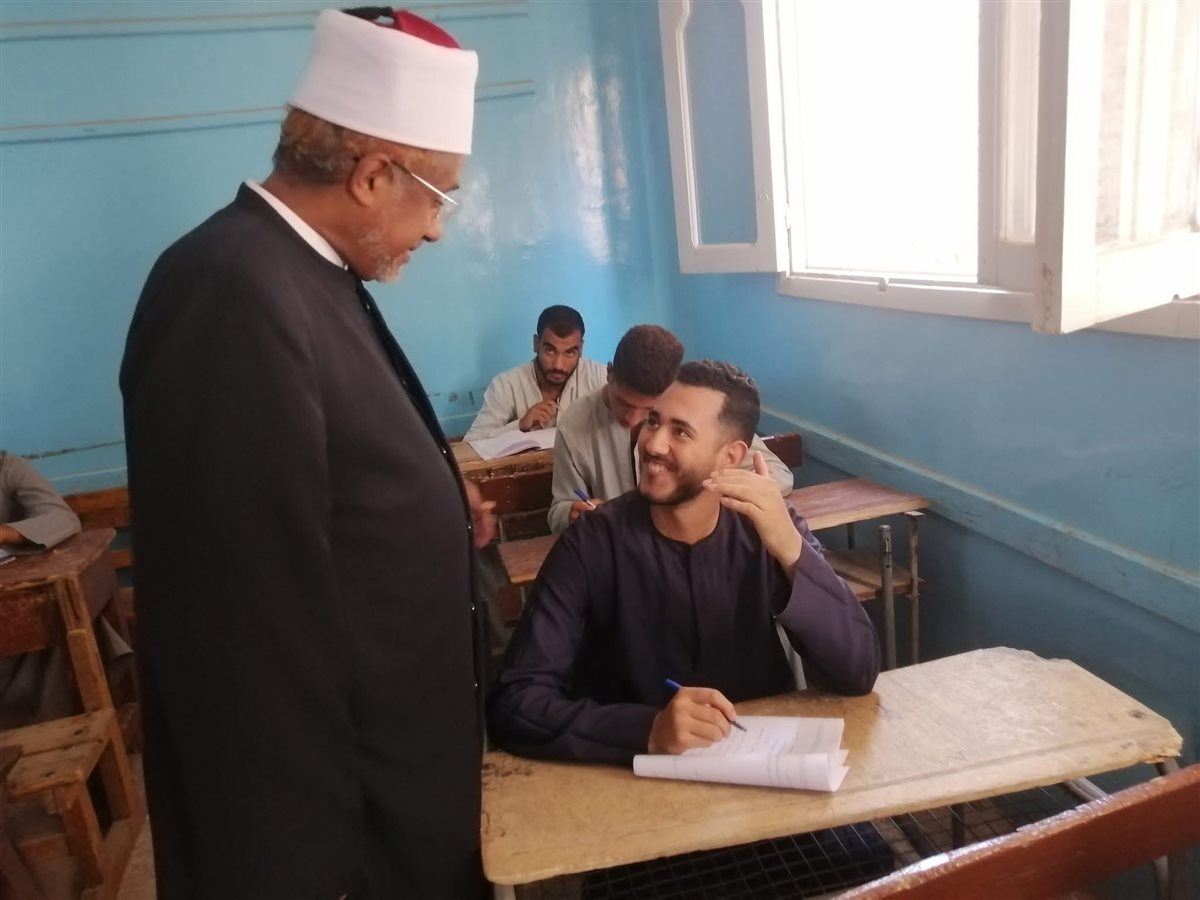 رئيس منطقة الاقصر الأزهرية يتفقد لجان الامتحانات