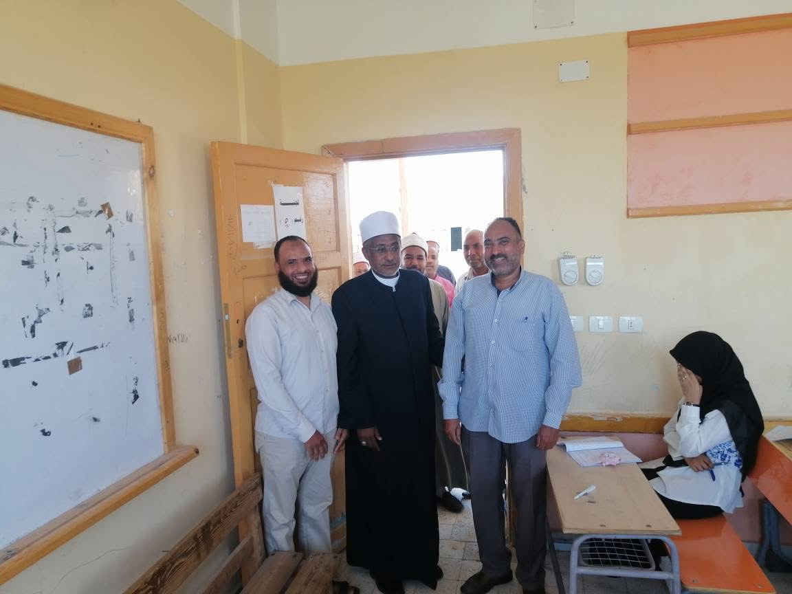 رئيس منطقة الاقصر الأزهرية يتفقد لجان الامتحانات