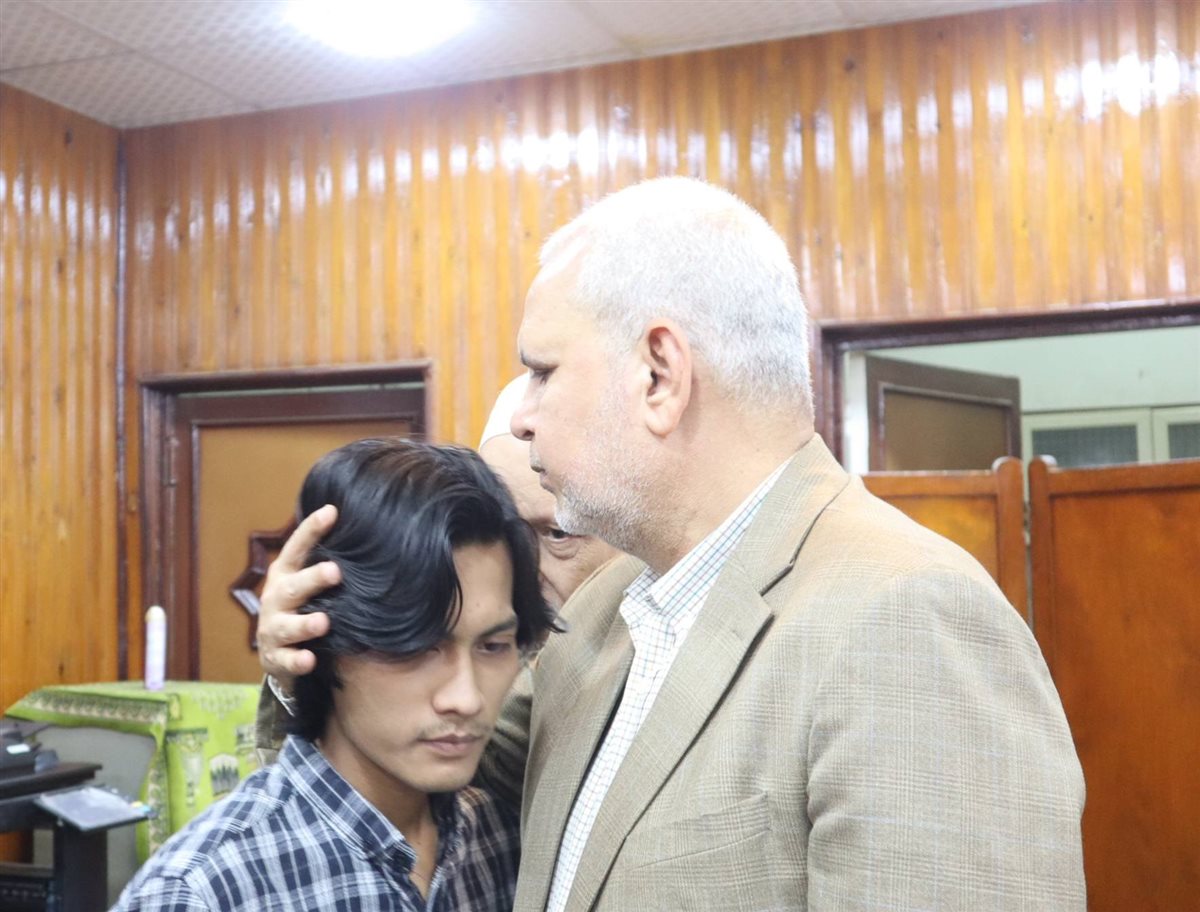 وجده يبكي بسبب وفاة والده في إندونيسيا.. عميد كلية أصول الدين بالقاهرة يواسي طالبًا ويؤدي صلاة الغائب على روح والده