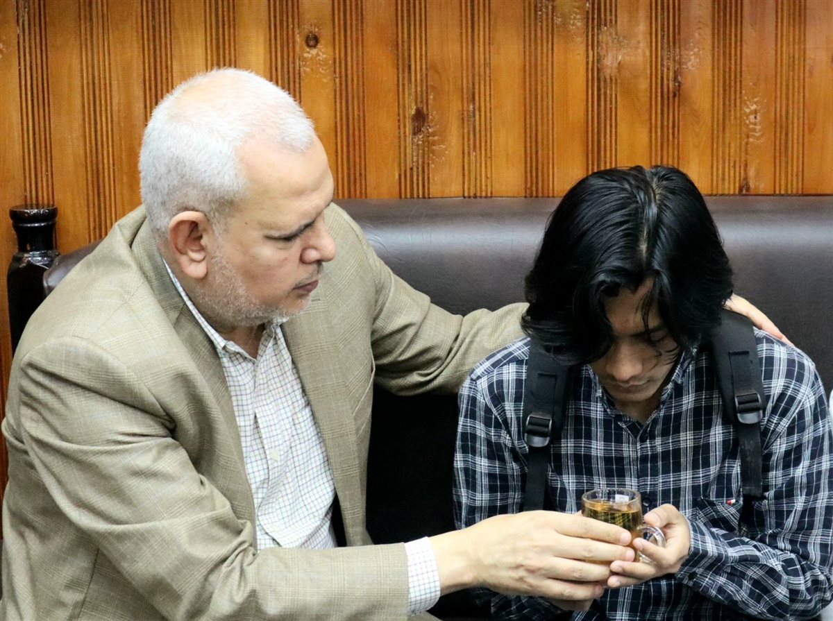 وجده يبكي بسبب وفاة والده في إندونيسيا.. عميد كلية أصول الدين بالقاهرة يواسي طالبًا ويؤدي صلاة الغائب على روح والده