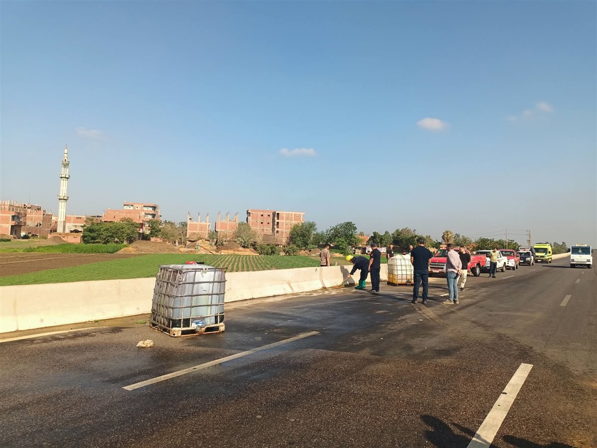 انقلاب سيارة نقل محملة بـ مادة كاوية بالغربية 