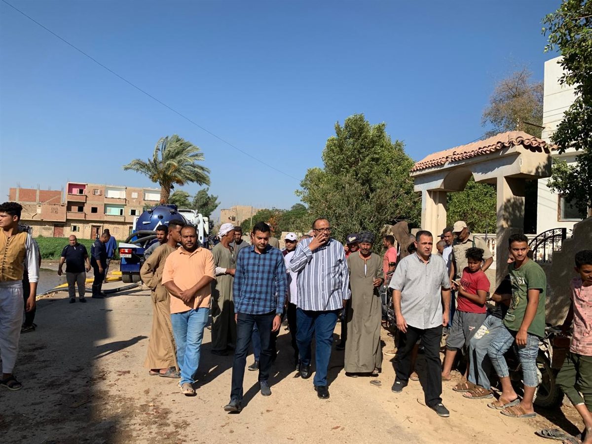 مياه سوهاج: الدفع بـ 20 معدة للسيطرة على غرق 9 منازل و12 قيراطًا بنجع الدير