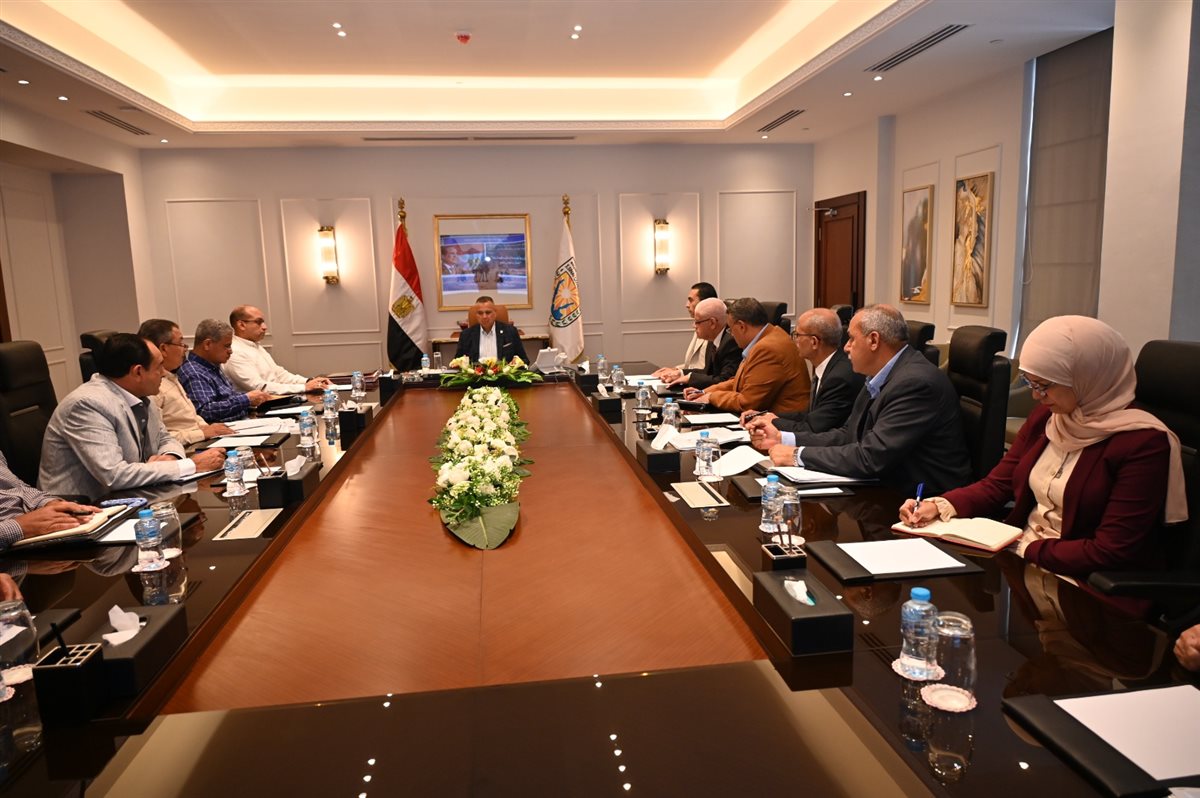 محافظ جنوب سيناء يعقد اجتماعا مع رؤساء المدن 