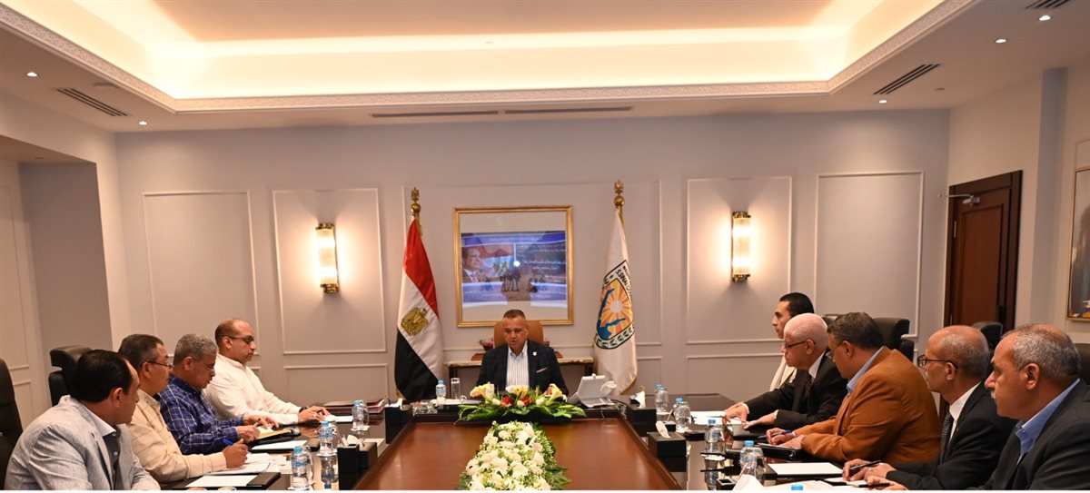 محافظ جنوب سيناء يعقد اجتماعا مع رؤساء المدن 