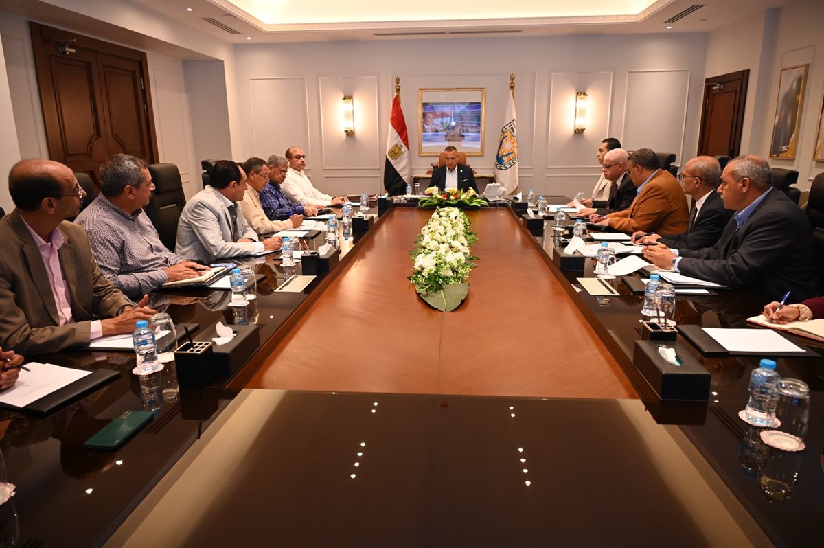محافظ جنوب سيناء يعقد اجتماعا مع رؤساء المدن 