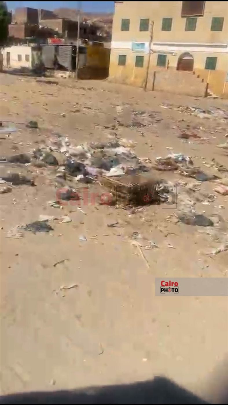 انتشار أكوام القمامة والمخلفات على امتداد 2 كم بشارع السماد بأسوان