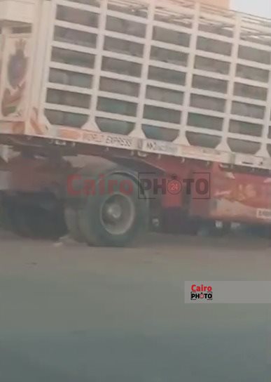 عربات أنابيب بجوار أكوام القمامة