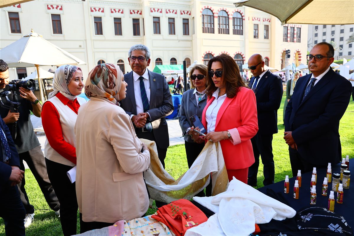 وزيرة التنمية المحلية تتفقد المنتجات بمعرض أيادي مصر بالجامعة الأمريكية