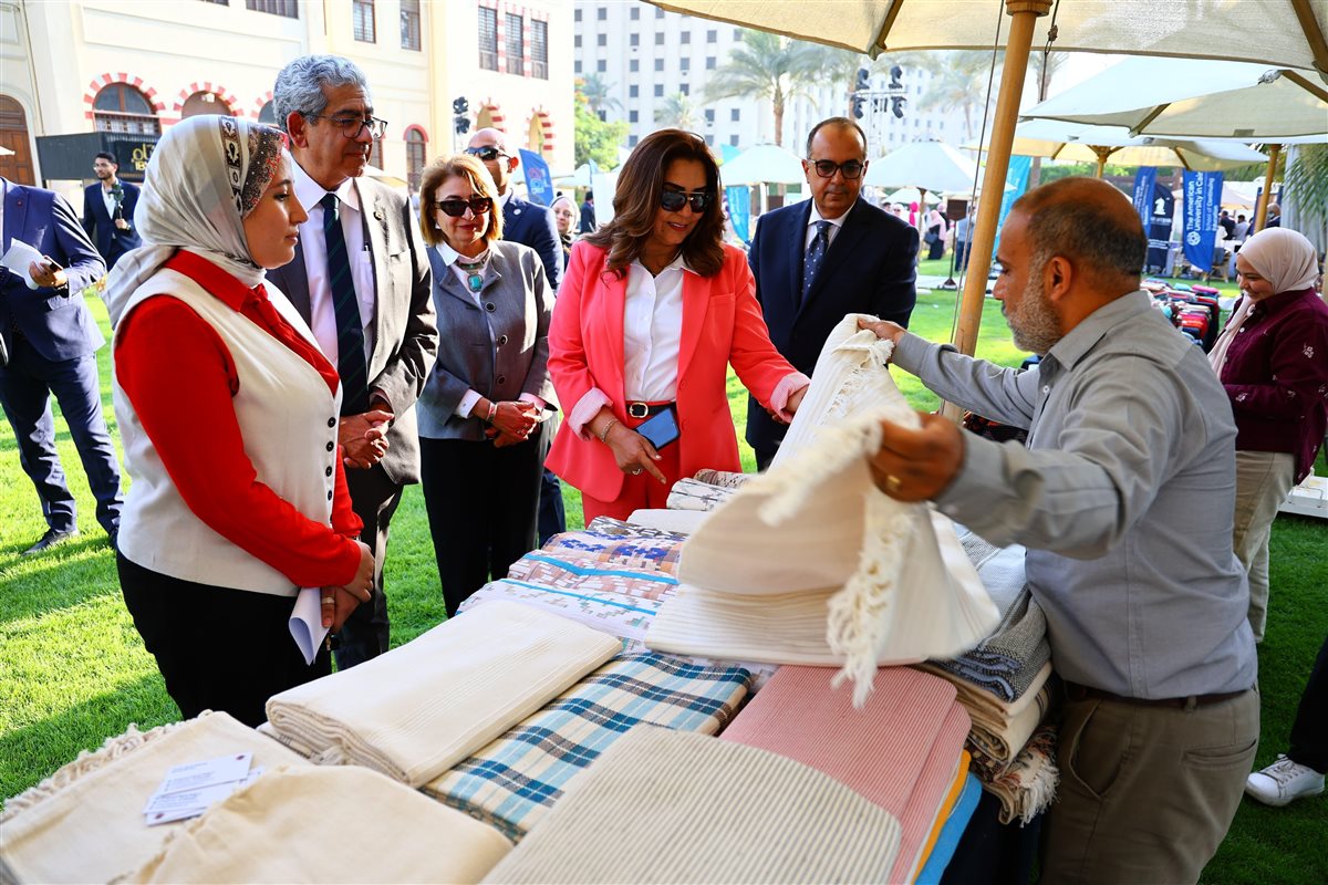 وزيرة التنمية المحلية تتفقد المنتجات بمعرض أيادي مصر بالجامعة الأمريكية