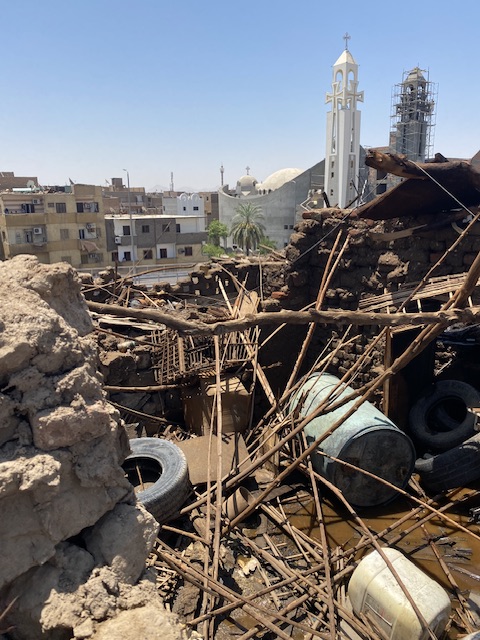 الحريق امتد لاسطح المنازل