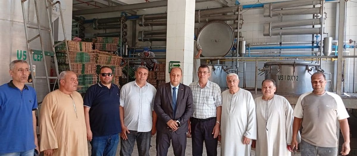 جانب من  مزارعي الياسمين وأعمال التوريد 