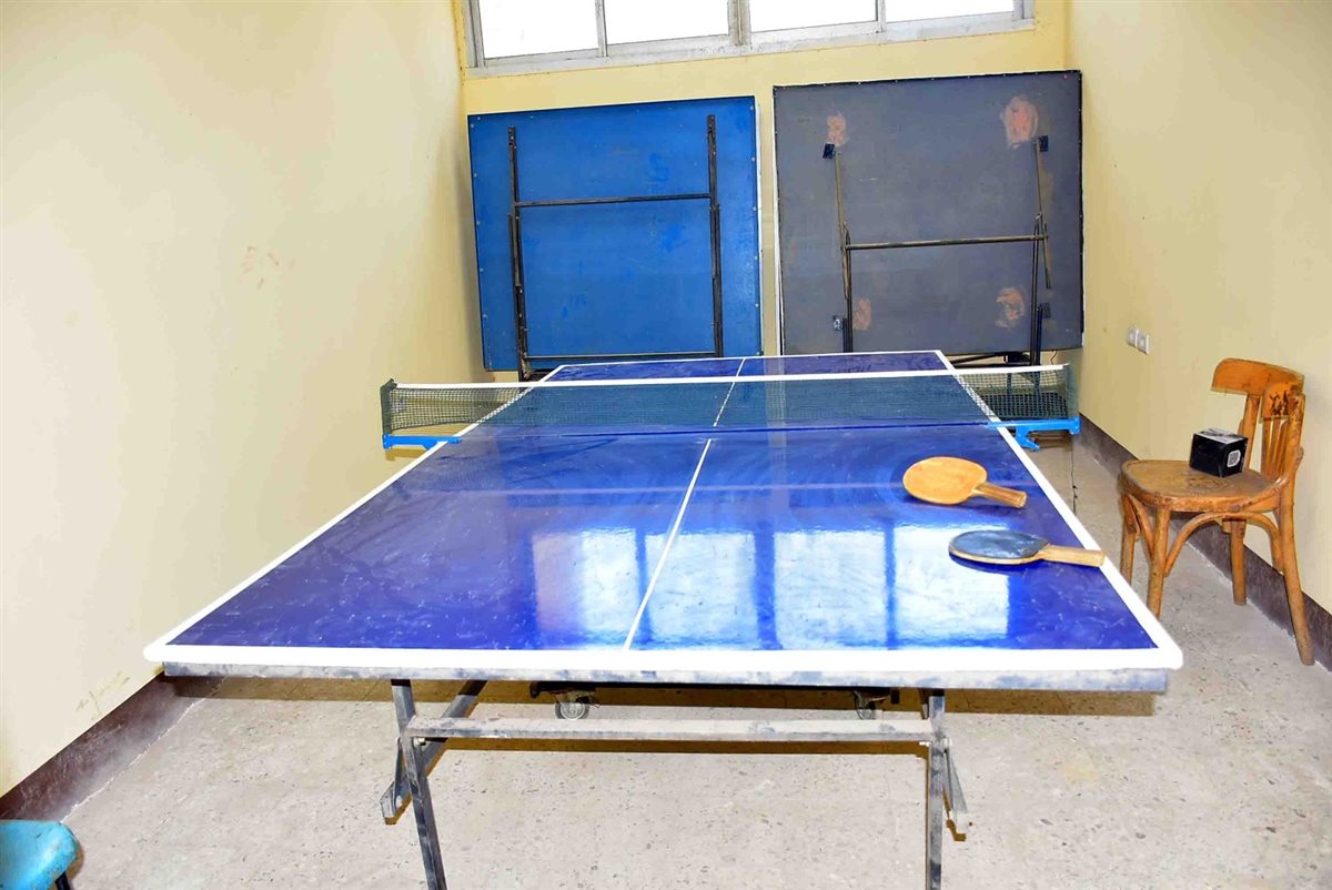 محافظ الأقصر. يتفقد صالة الألعاب الرياضية بإسنا