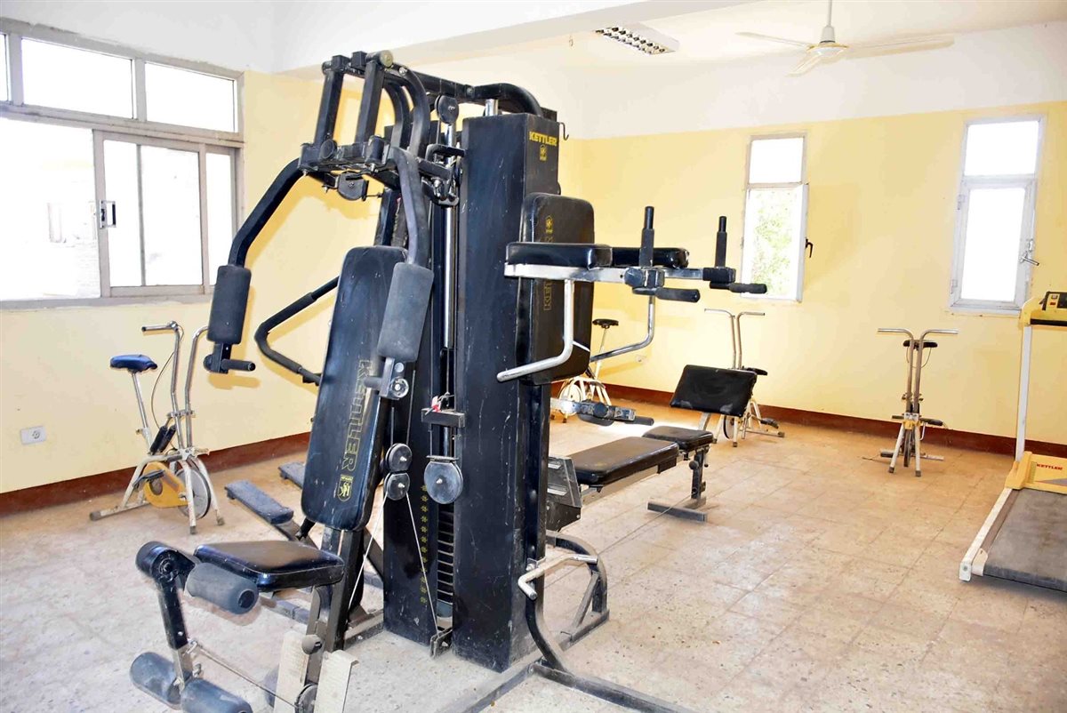 محافظ الأقصر. يتفقد صالة الألعاب الرياضية بإسنا