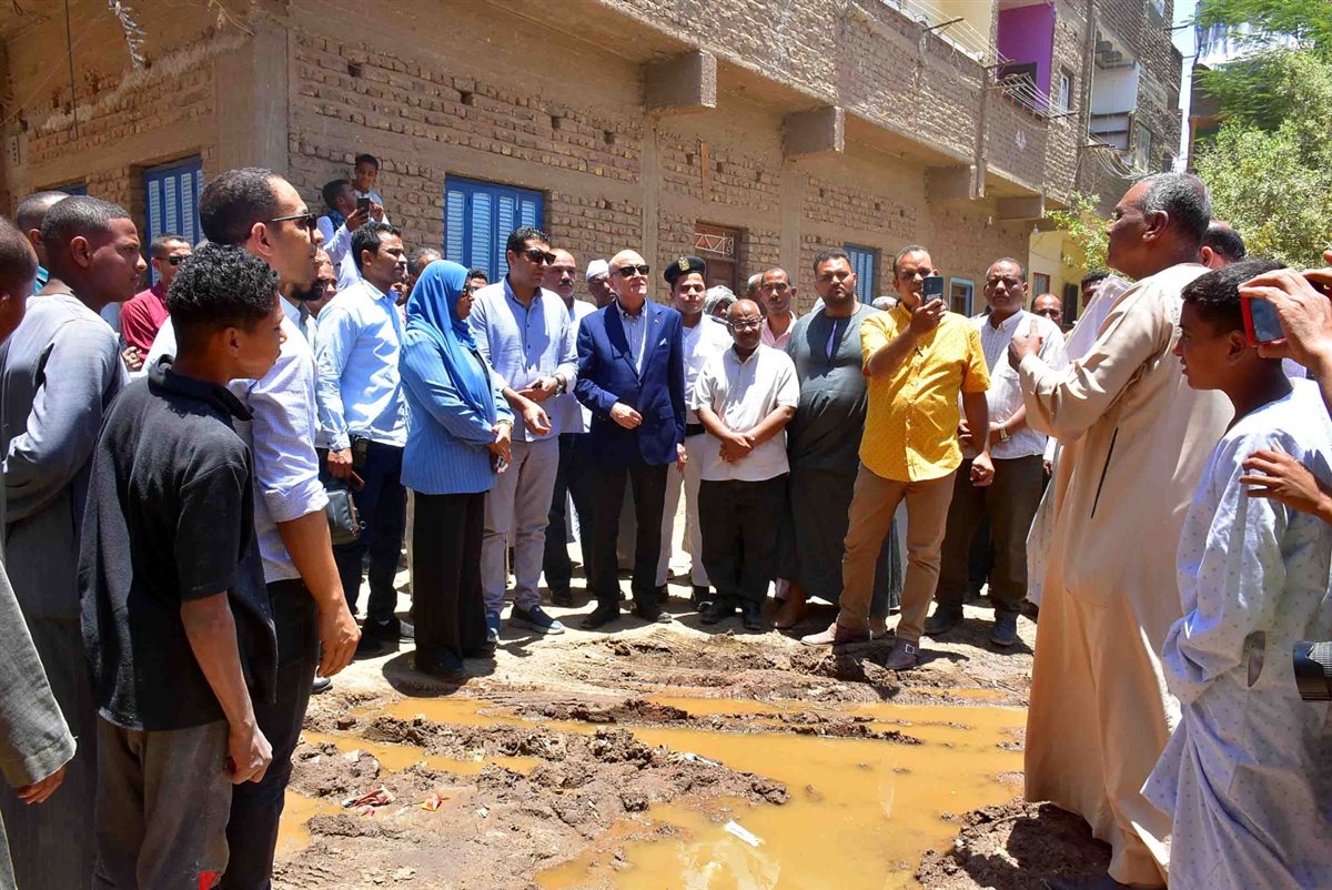 محافظ الأقصر يتابع مشكلة المياة السطحية بالنمسا