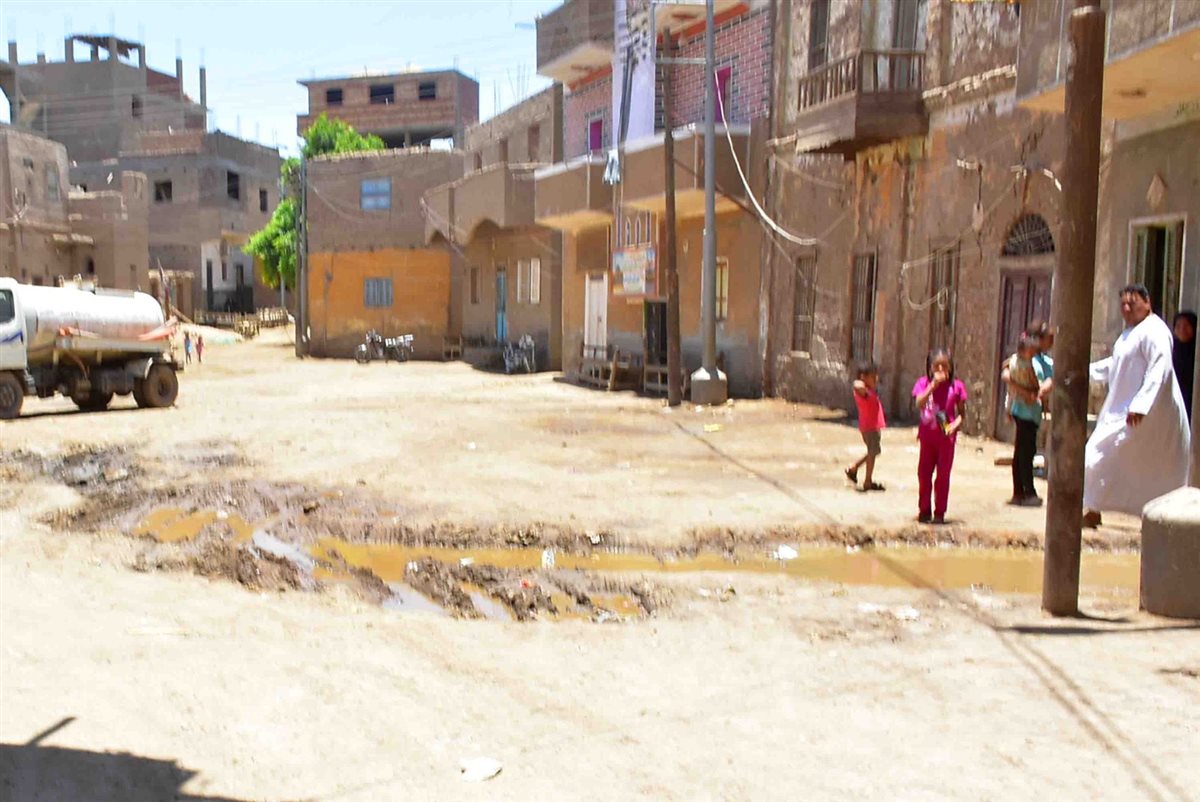 محافظ الأقصر يتابع مشكلة المياة السطحية بالنمسا