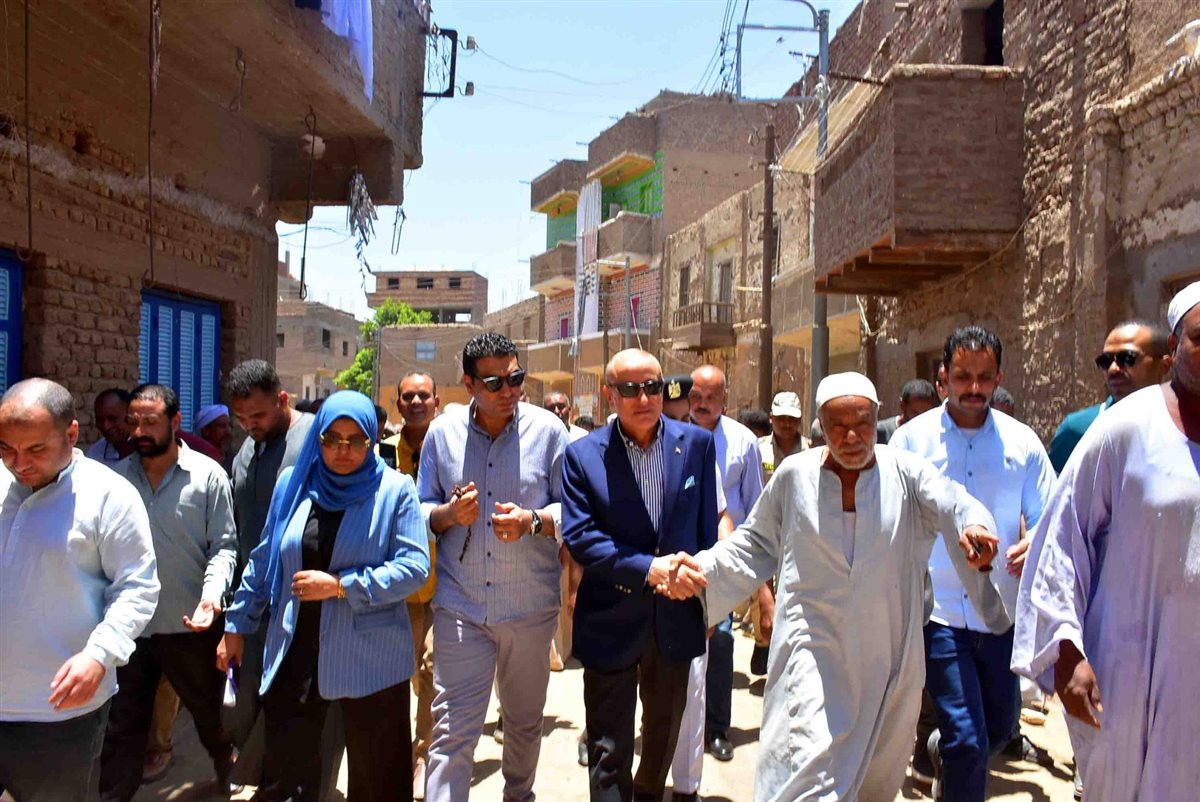 محافظ الأقصر يتابع مشكلة المياة السطحية بالنمسا