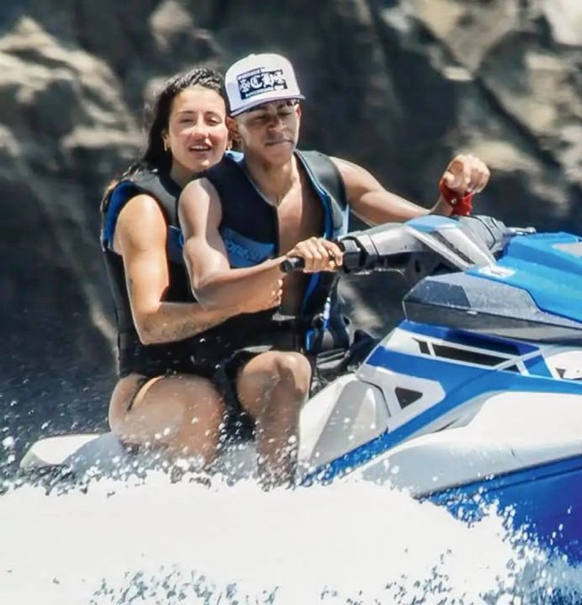 <strong>تكبره بـ 13 عام.. لامين يامال نجم برشلونة يستمع بعطلته رفقة صديقته الجديدة</strong>