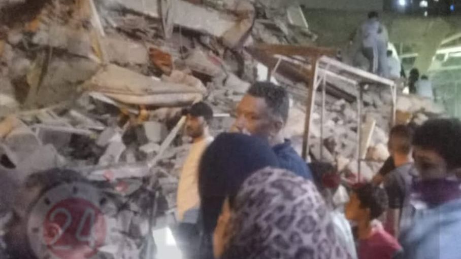 محاولات لانقاذ الاهالي من انهيار عقار السيدة زينب 