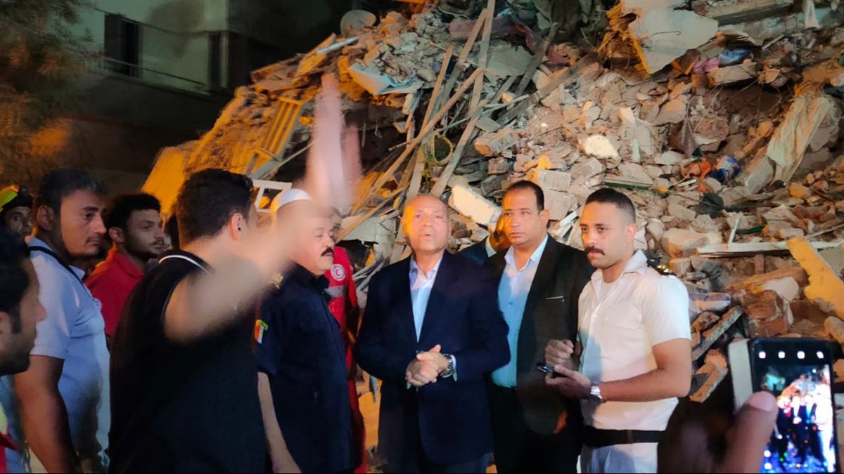 محافظ القاهرة يصل عقار السيدة زينب المنهار 