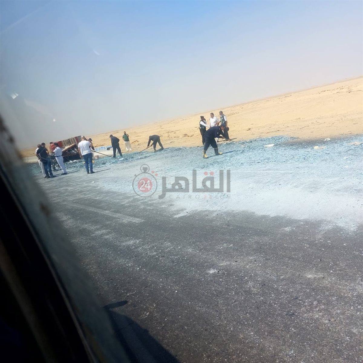 إصابة شخصين في انقلاب سيارة نقل محملة بزجاج بالفيوم 