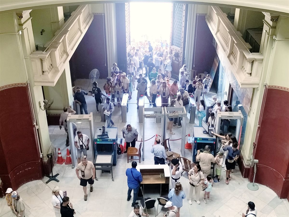 إقبال كبير من السائحين على زيارة المتحف المصري بالتحرير 