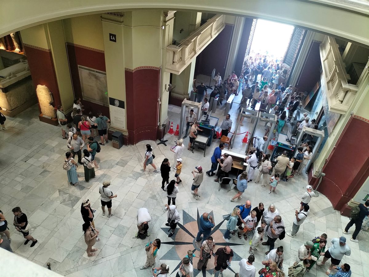 إقبال كبير من السائحين على زيارة المتحف المصري بالتحرير 