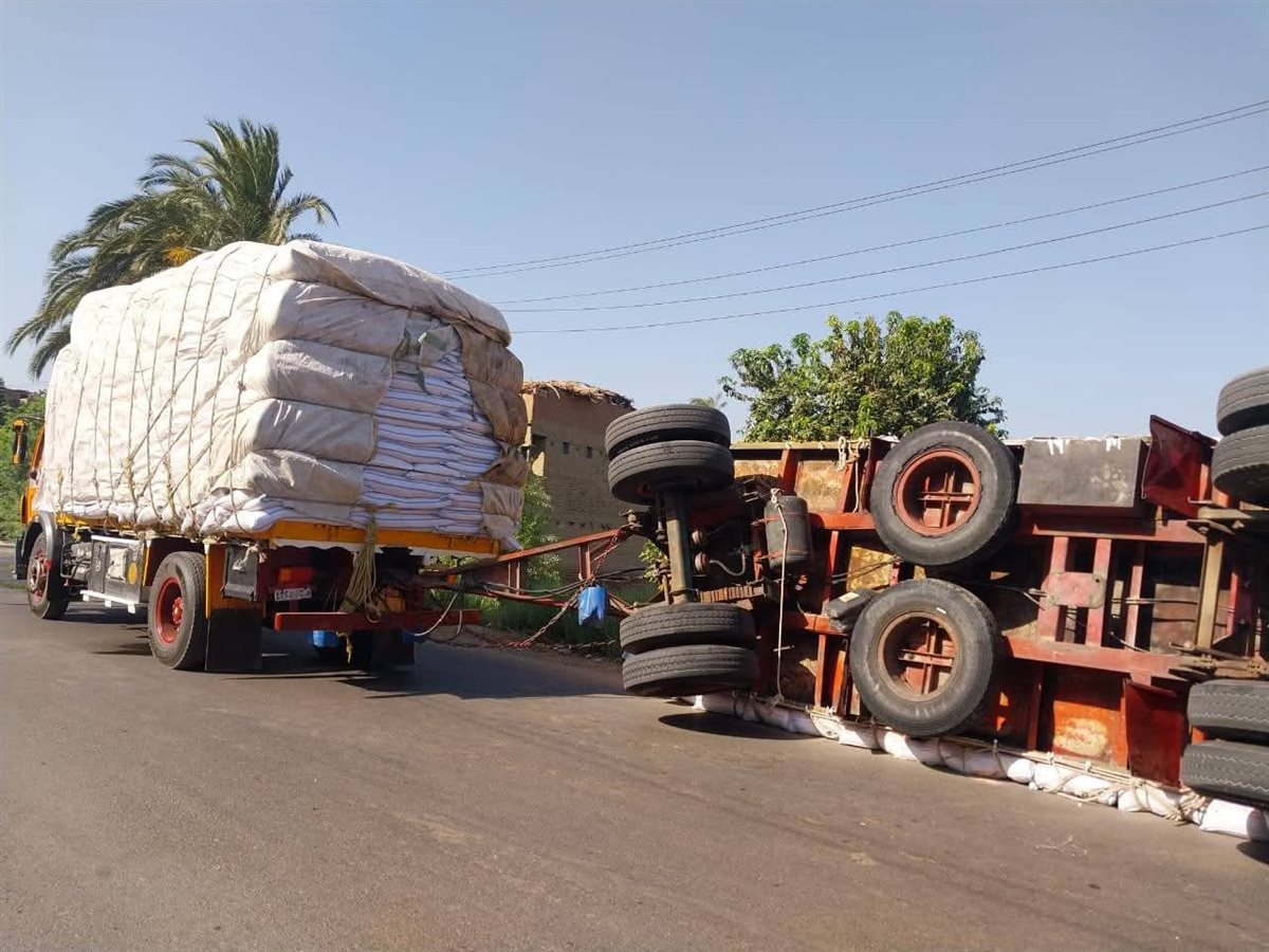 انقلاب تريلا محملة بالردة بأسيوط