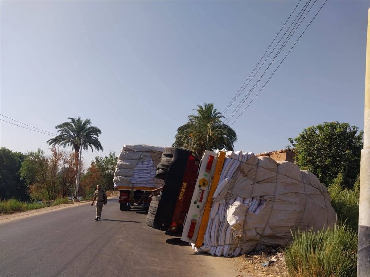 انقلاب تريلا محملة بالردة بأسيوط