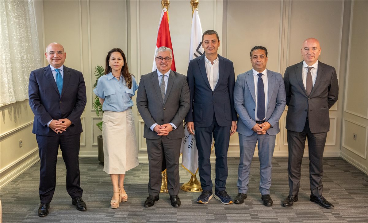 جانب من التوقيع