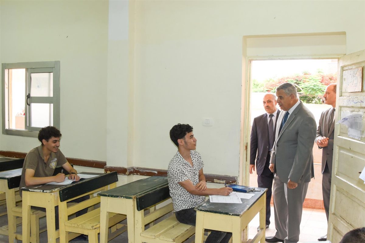 محافظ الإسكندرية يتفقد سير امتحانات الثانوية العامة.. ويؤكد توفير بيئة امتحانية ملائمة للطلاب