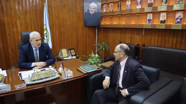 بكى في لجنة الامتحانات بسبب وفاة والده في إندونيسيا.. رئيس جامعة الأزهر يعزي أحد الوافدين