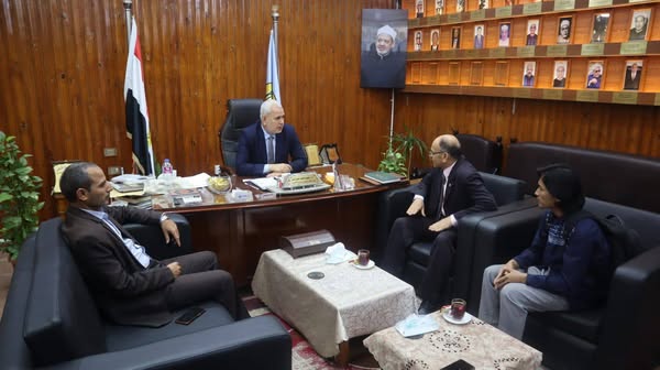 بكى في لجنة الامتحانات بسبب وفاة والده في إندونيسيا.. رئيس جامعة الأزهر يعزي أحد الوافدين