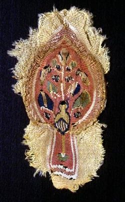 زخرفة نباتية دقيقة تروي فنون النسيج في مصر القديمة