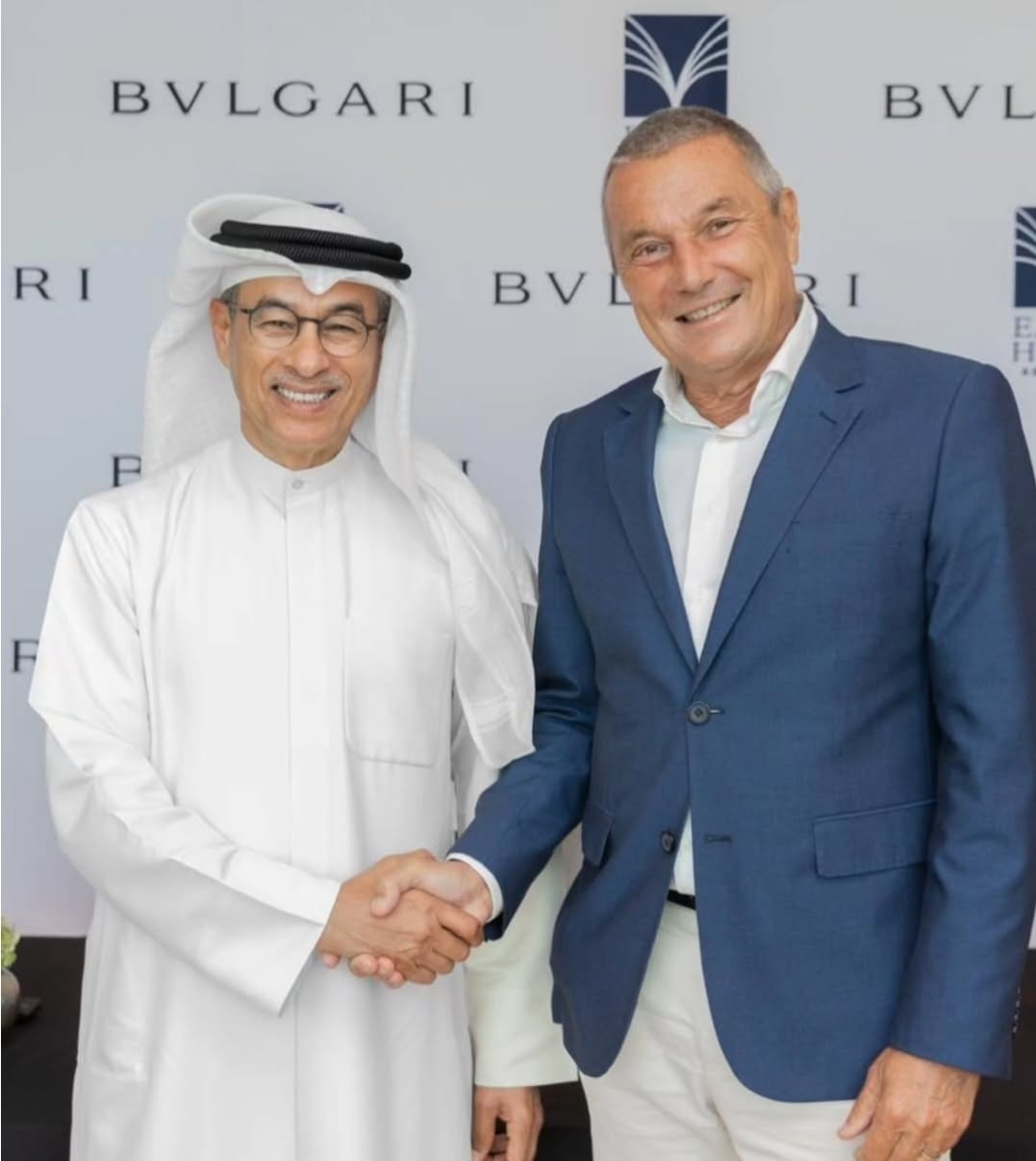 رجل الأعمال محمد العبار مع جان كريستوف بابان عقب توقيع الشراكة بين مجموعة إعمار وBulgari