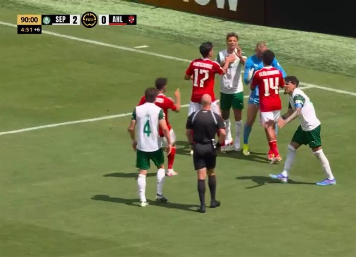 <strong>اشتباكات بين حسين الشحات لاعب الأهلي ولاعبي بالميراس البرازيلي خلال مباراة الفريقين</strong>