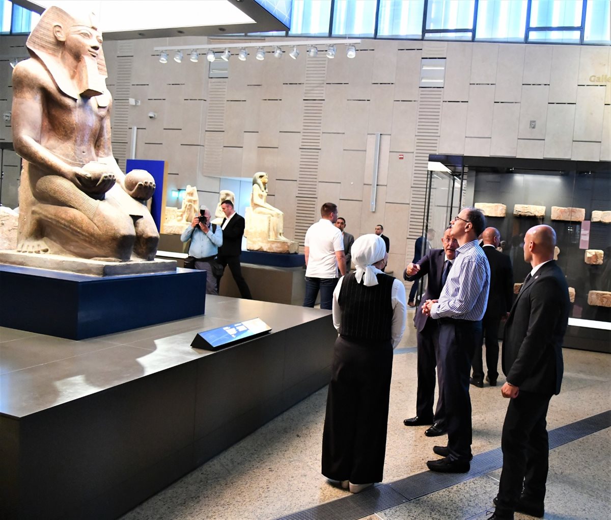 رئيس وزراء صربيا في زيارة المتحف المصري الكبير 