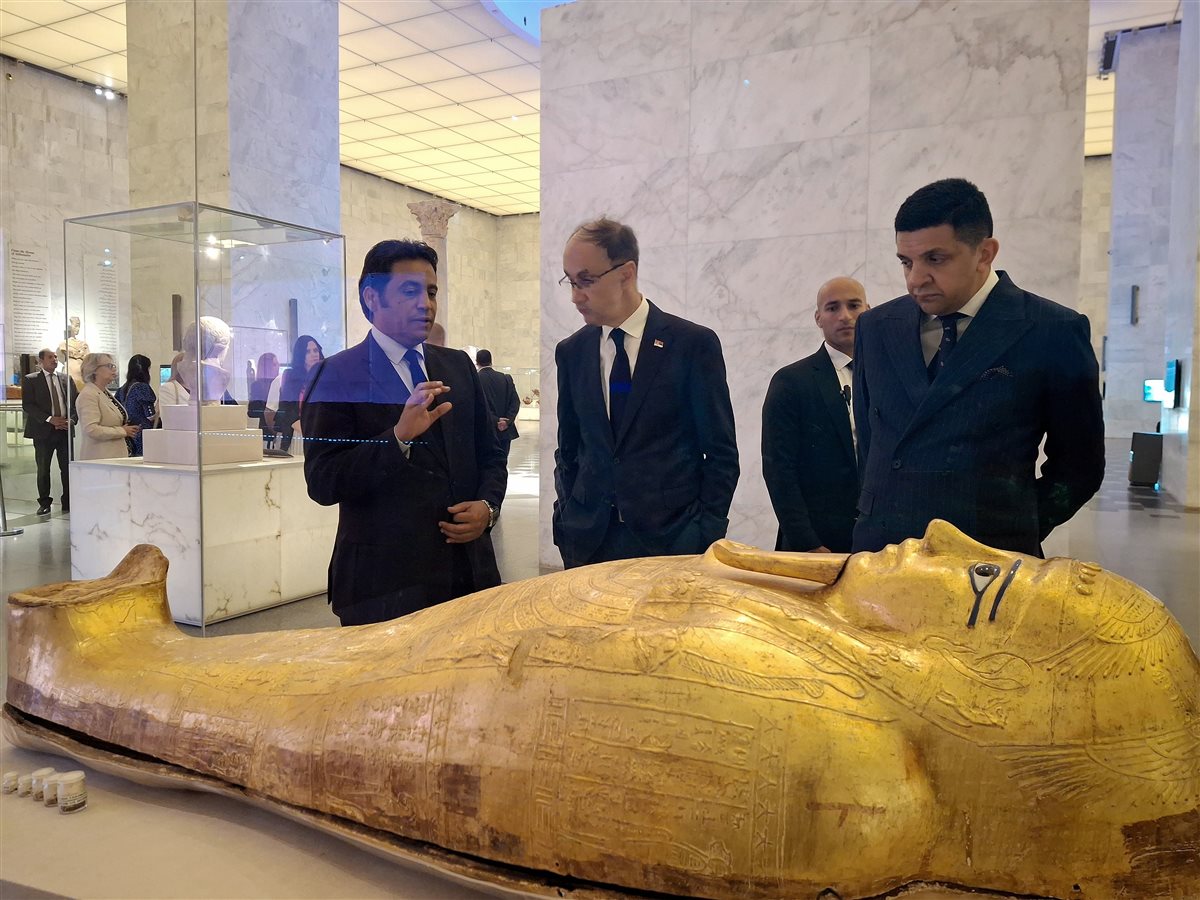 رئيس وزراء صربيا في زيارة لمتحف الحضارة 