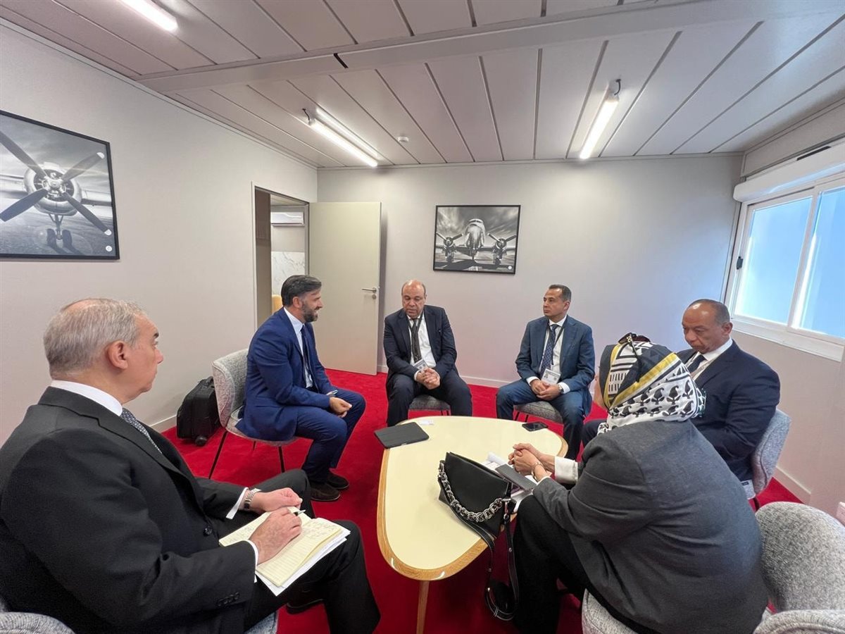 وزير الطيران المدني يلتقي عددًا من مسئولي كبرى الشركات العالمية